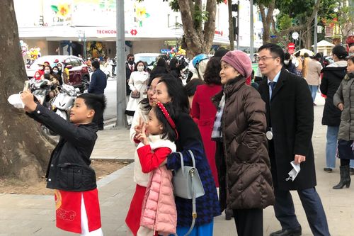Gió rét, Hà Nội vẫn chật kín người đi du xuân