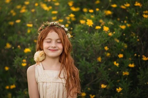 Bộ ảnh bé gái và động vật đáng yêu 'lay động' người xem