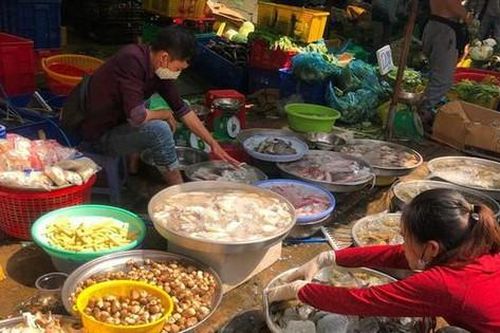 Rau xanh, thủy sản tăng giá 5- 10% trong ngày mùng 2 Tết