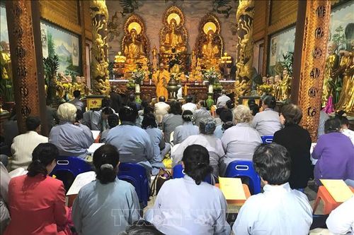 Lễ chùa đầu năm - Phong tục văn hóa tốt đẹp của người Việt tại Lào