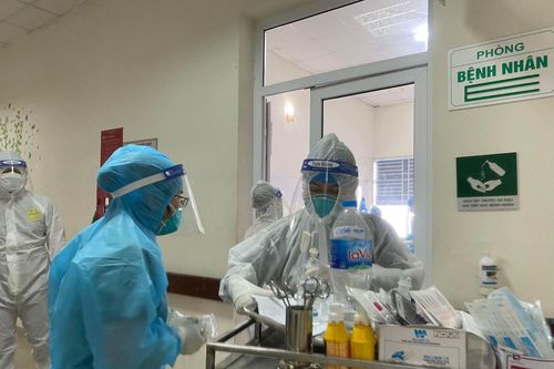 Những chiến sĩ áo trắng lặng thầm trong ICU