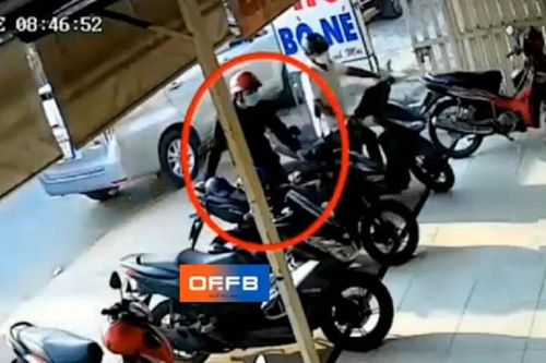 Xe máy đắt tiền bị trộm trong tích tắc, chủ nhà phát hiện nhưng bất lực nhìn tên trộm cao bay xa chạy