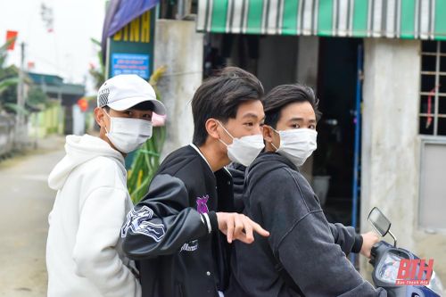 Nhiều người du xuân 'quên' đội mũ bảo hiểm
