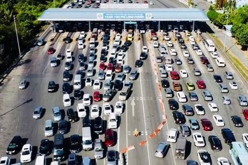 Kẹt xe kéo dài trên cao tốc TP Hồ Chí Minh-Long Thành-Dầu Giây do va chạm giao thông