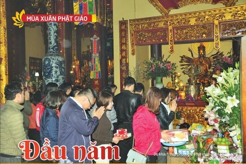 Đầu năm đi chùa lễ Phật