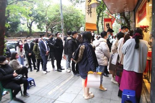 Người Hà Nội xếp hàng xin chữ đầu năm bên ngoài Văn Miếu