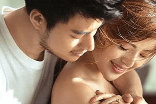 Chồng gặp lại người yêu cũ ở buổi họp lớp dịp Tết, tôi có nên ngăn cản?