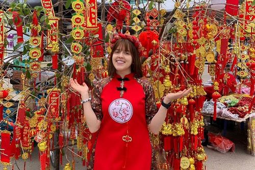 Người nước ngoài mặc áo dài du xuân