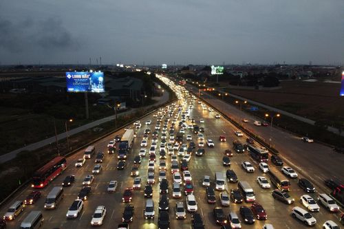 Cao tốc Pháp Vân - Cầu Giẽ ùn ứ 2 km chiều mùng 3 Tết