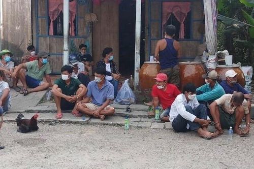 Con bị bắt vì đánh bạc, bố tới đánh Công an