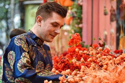 Chàng trai Đức 'hết hồn' khi đi chơi Tết, sợ nhất uống rượu và ăn tiết canh