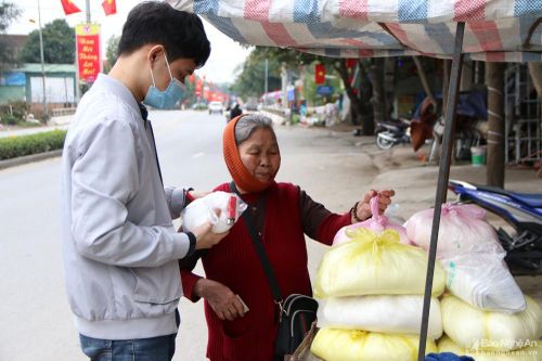 Muối, bật lửa đắt hàng những ngày đầu năm mới