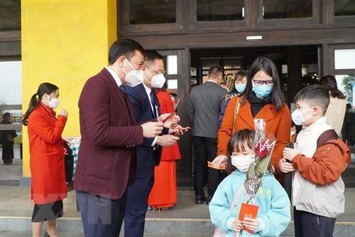 Quảng Ninh đón đoàn khách du lịch 'xông đất' đầu năm mới Nhâm Dần