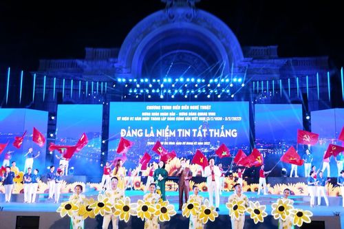 Đông đảo người dân xem chương trình văn nghệ 'Đảng là niềm tin tất thắng'