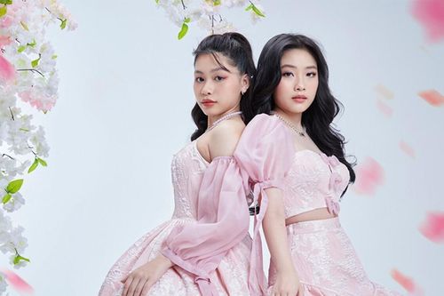 Cặp mẫu nhí có thần thái chuyên nghiệp gợi ý gam màu thịnh vượng trong năm mới
