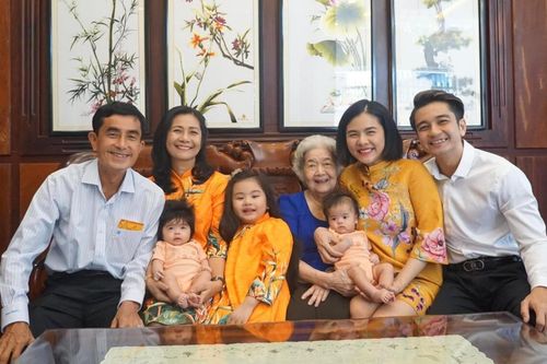 Vân Trang đưa cặp sinh đôi đi chúc Tết, khán giả liền nhận xét một điều