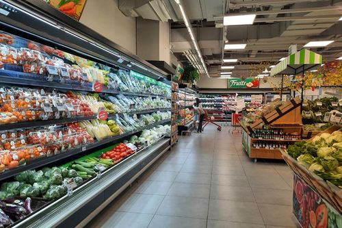 Mùng 3 Tết: Thưa vắng khách mua sắm, nhộn nhịp khách vui chơi