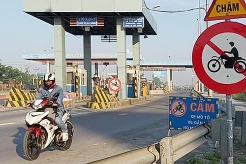 Nhiều xe máy đi vào đường cao tốc TP Hồ Chí Minh - Trung Lương