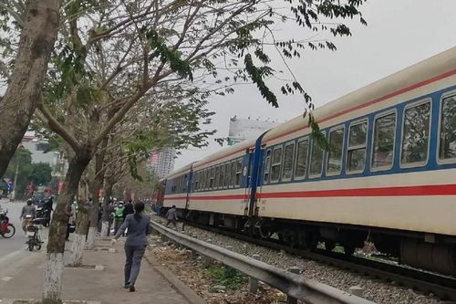 Người phụ nữ ôm con nhảy vào đoàn tàu, nghi tự tử