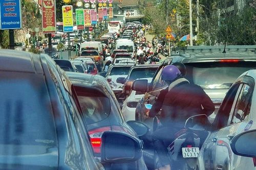 Xe nối đuôi đi Đà Lạt, khách chen chúc ở bãi biển Vũng Tàu dịp Tết
