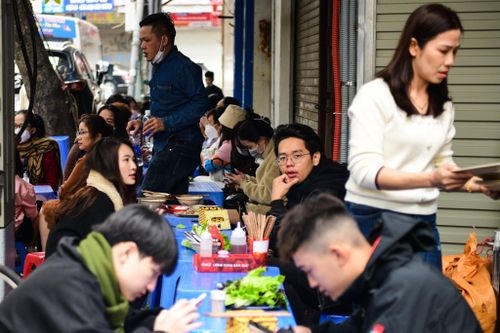 Các hàng ăn uống ở Hà Nội đắt khách ngày nghỉ Tết