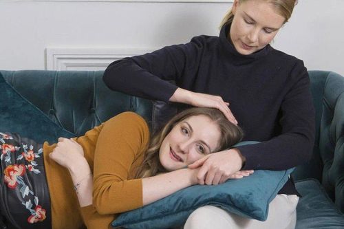 Kiếm tiền từ nghề âu yếm người lạ
