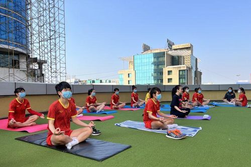 Tuyển nữ Việt Nam ngồi thiền, tập yoga trước trận đấu với Đài Bắc Trung Hoa
