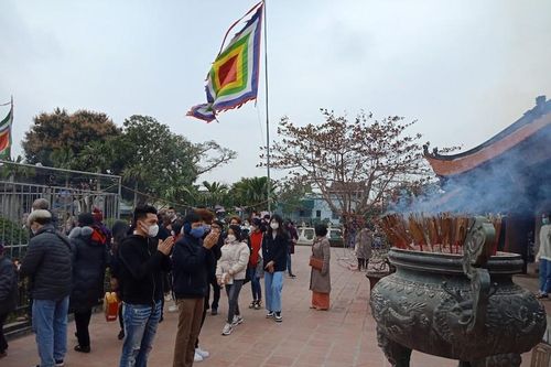 Hàng nghìn du khách đổ về chùa Keo Thái Bình trong ngày đầu năm mới