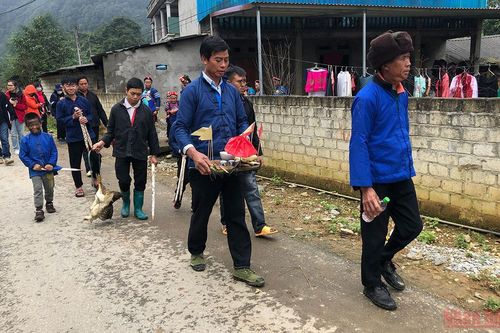 Vui nhộn lễ quét ma của người Phù Lá