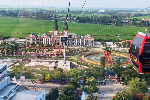 Mùng 4 Tết, du khách tấp nập 'cưỡi mây' vãn cảnh đỉnh Núi Sam