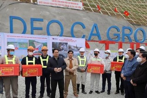 Thủ tướng Phạm Minh Chính kiểm tra tiến độ đường cao tốc Bắc - Nam đoạn qua Thanh Hóa