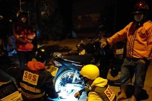 Biệt đội cứu hộ xe máy xuyên Tết
