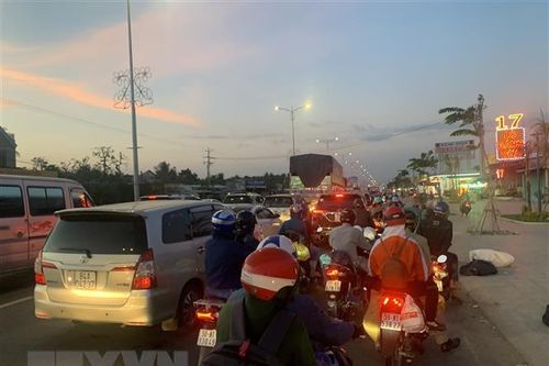 Bến Tre: Liên tục xả trạm, phân luồng để giảm ùn tắc tại cầu Rạch Miễu