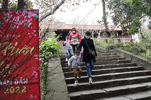 Người dân xếp hàng dài lễ chùa Phật Tích (Bắc Ninh)