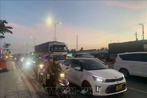 Liên tục xả trạm để giảm ùn tắc tại cầu Rạch Miễu