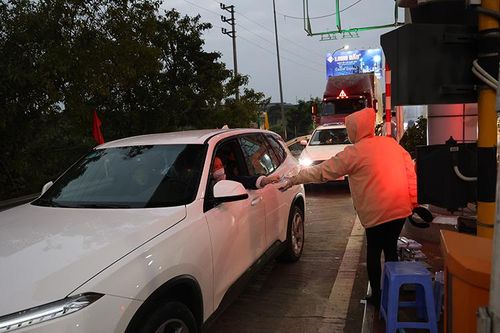 Trạm thu phí Pháp Vân - Cầu Giẽ bổ sung nhân lực thu vé thủ công tránh ùn tắc