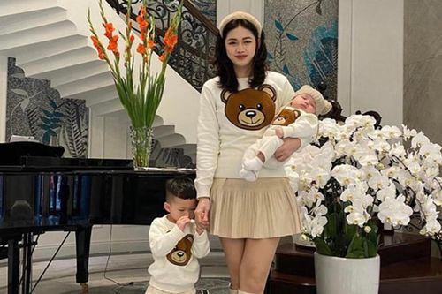Một nàng Á hậu làm dâu hào môn lần đầu hé lộ ảnh cận mặt 2 con trai sau nhiều năm giấu kín