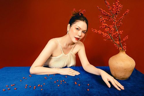 Lý Nhã Kỳ gợi cảm với áo yếm, trang điểm hoa lá cực ấn tượng nhân ngày đầu xuân