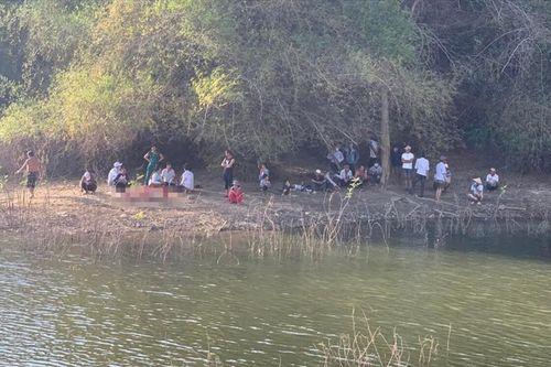 Chèo xuồng ra giữa hồ chụp ảnh khi đi chơi Tết, xuồng lật khiến một người tử vong