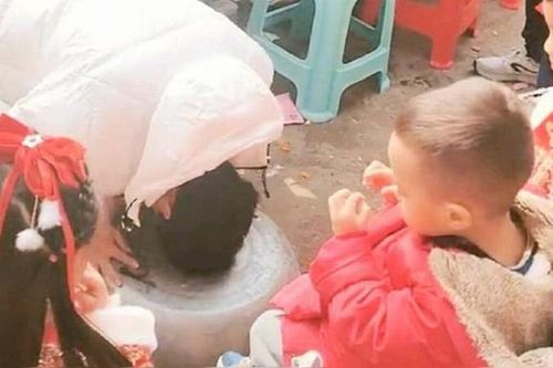 Chàng trai 18 tuổi quỳ bái 'chú' 3 tuổi, tập tục lỗi thời ngày đầu năm mới bị dư luận 'ném đá' dữ dội