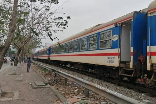 Người phụ nữ bế bé gái lao vào đường tàu ngày mùng 4 Tết, nghi tự tử