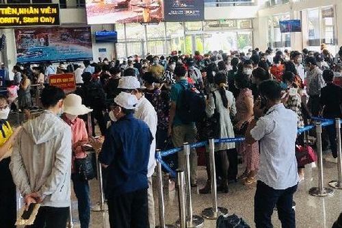 Chiều mùng 3 Tết sân bay Tân Sơn Nhất chật kín người