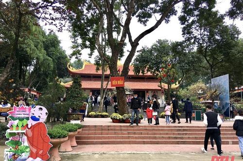 Du khách chen chân lên Phủ Na dịp đầu xuân