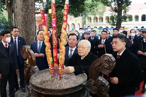 Tổng Bí thư Nguyễn Phú Trọng dâng hương tại Hoàng thành Thăng Long