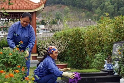 Chuyện những người phụ nữ 'ôm đồm' việc tâm linh của thiên hạ cả kỳ nghỉ Tết