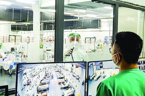 Cảm động hình ảnh những 'chiến binh' áo trắng trong các khu điều trị ca bệnh COVID-19