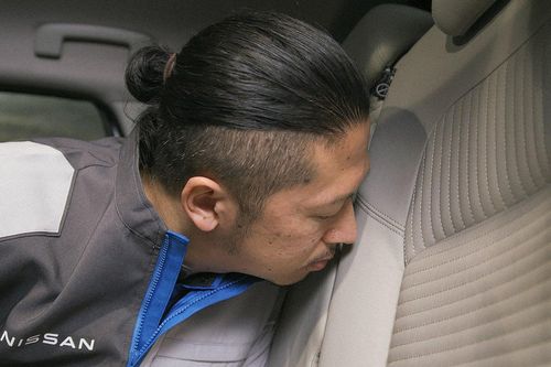 Nhóm người chuyên ngửi mùi nội thất ôtô mới