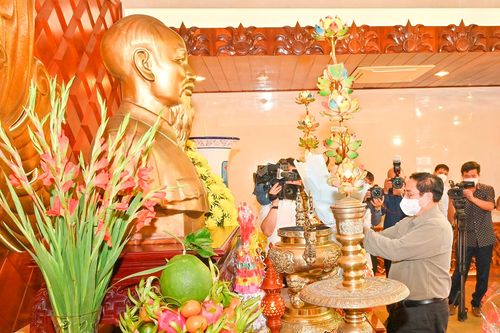 Thủ tướng dâng hương tưởng niệm Chủ tịch Hồ Chí Minh tại Bình Thuận