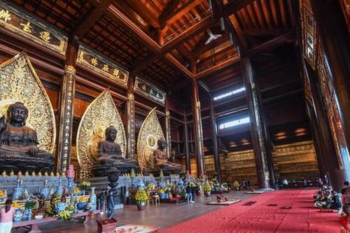 Người dân thảnh thơi vãn cảnh, bái lễ tại chùa Tam Chúc ngày đầu năm mới