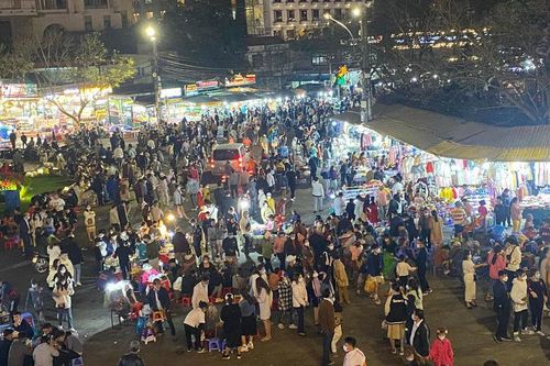 Biển người chen chân ở chợ đêm Đà Lạt, các tuyến đường tắc 'ngạt thở'